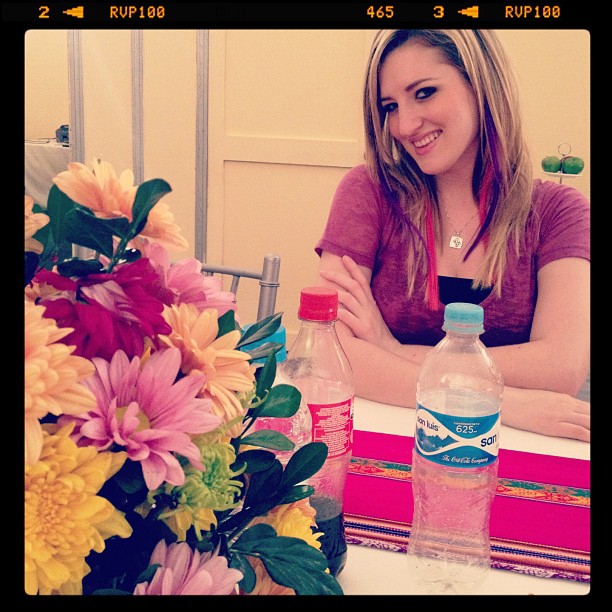 Я просто собираю цветы вместе с этой чикой. Все улыбаются.