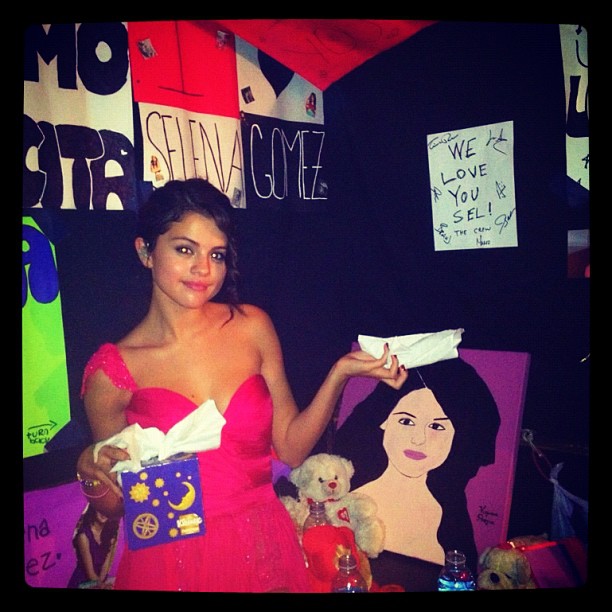 Во время смены платьев подарки от поклонников очень поддерживали. Без носовых плотков никуда. ЛОЛ. СПАСИБО АРГЕНТИНА!