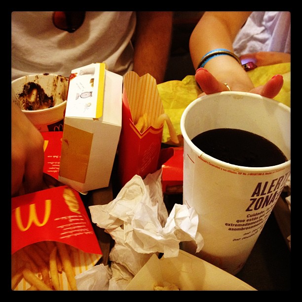 Селена Гомес в макдональдсе