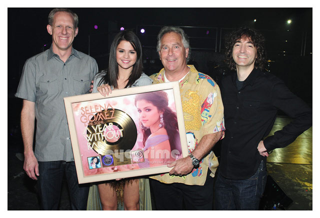 Селене Гомес вручают золотой диск