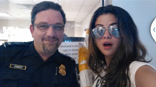 Селена в аэропорту JFK