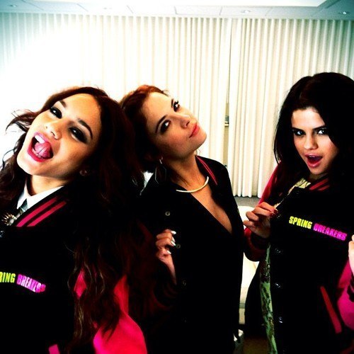 Rare photo by Selena Gomez, Vanessa Hudgens and Ashley Benson