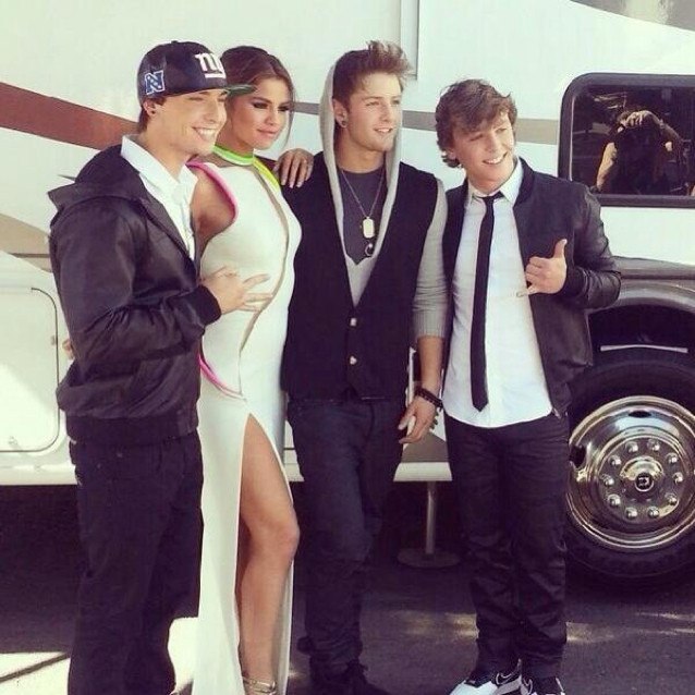 Селена и Emblem 3