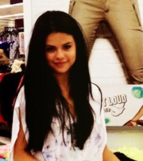 Rare photo of Selena Gomez in her "Dream Out Loud" shop
