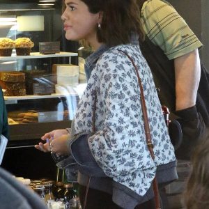 Селену заметили в кафе Starbuks в Лос-Анджелесе
