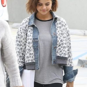 Селена покидает дом подруги и прибывает в кафе в Ньюпорт Бич, Калифорния