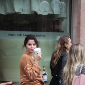 23 Апреля Селена в кафе Casa Plane в Нюрнберге, Германия