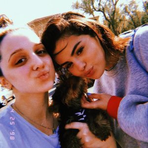 25 Апреля Селена с фанатами в Ньюпорт Бич, Калифорния