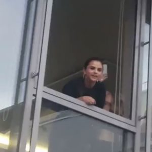 23 Апреля Селена приветствует фанатов из окна Puma Vision HQ в Германии