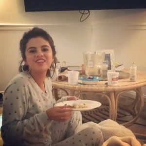 20 Апреля Селена на Инстаграме: Вчера @amyschumer прислала мне ее новый фильм «I Feel Pretty»