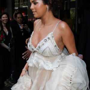 7 Мая Селена покидает свой отель в Нью-Йорке