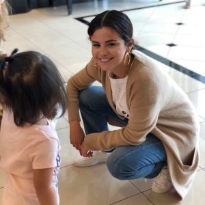 22 Мая Селена с фанатами в Магазине Fashion Island в Ньюпорт Бич