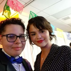 23 Июня Селена с фанатами на выпуском балу Choc Prom