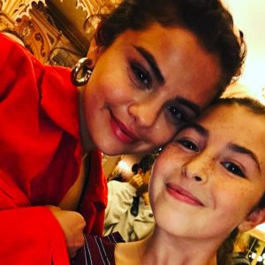 4 Июля Селена с фанатом в Диснейленде