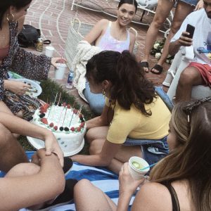 18 Августа Селена празднует День рождения Кортни Бэрри