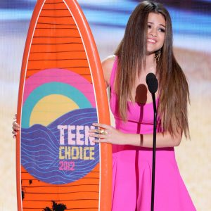 12 Августа Селена выиграла две доски для серфинга на церемонии Teen Choice Awards 2018