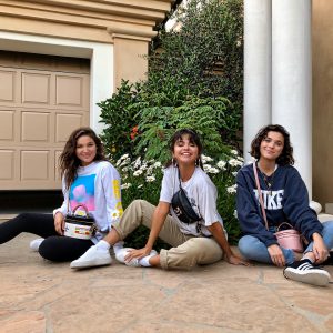 13 Августа Селена на Инстаграме: Пробую мои новые @coach и Селена сумки с моими друзьями