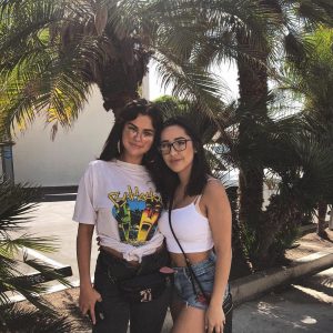 14 Августа Селена с фанатами в Ньюпорт Бич, Калифорния