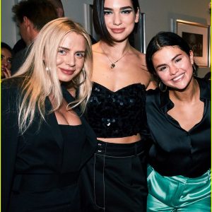 22 Сентября профессиональные фото Селены за кулисами после концерта Дженнифер Лопес