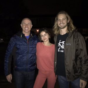 28 Сентября редкое фото Селены с фанатами в Ньюпорт Бич, Калифорния