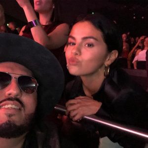 19 Октября Селена с фанатом на концерте Дженнифер Лопес в сентябре