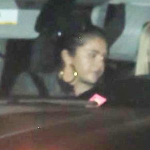 21 Декабря Селену заметили прибывающей в клуб «Mastro’s Ocean Club» в Малибу, Калифорния