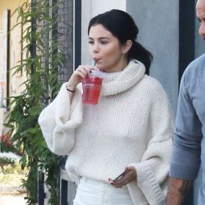 26 Декабря Селена приехала выпить кофе в Старбакс в Лос-Анджелесе