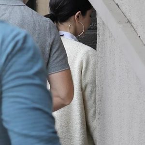 5 Января Селена прибывает на китайское иглоукалывание в Лос-Анджелесе