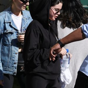 9 Января Селена покидает спортивный зал Hot Pilates в Лос-Анджелесе