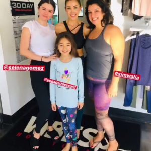 21 Января Селена с фанатами на уроке Йоги в городе Ньюпорт Бич