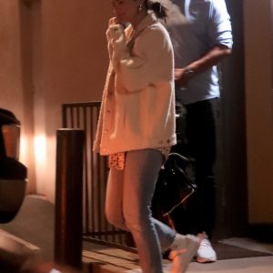 26 Февраля Селена покидает музыкальную студию в Лос-Анджелесе