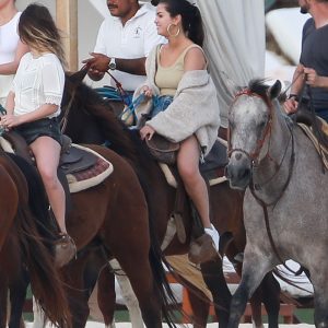 11 Февраля Селена катается на лошади в Лос-Кабос, Мексика