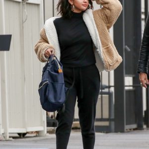 13 Февраля Селена прибывает на студию в округе Орандж Каунти, Калифорния