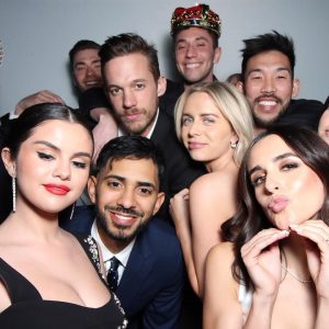 22 Февраля больше фото Селены о свадьбы Кортни Бэрри и Сэма Лопеса