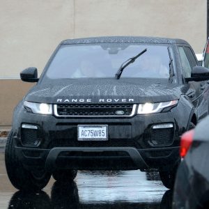 2 Марта Селена прибывает на студию в Лос-Анджелесе