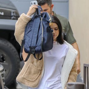 1 Марта Селена прибывает на студию в Лос-Анджелесе