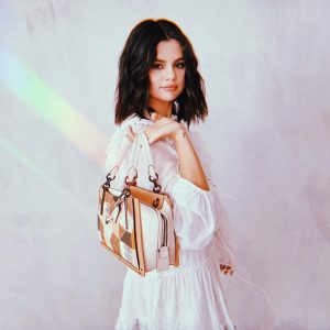 30 Марта Селена на Инстаграме: Люблю мою новую сумки Dreamer от @Coach