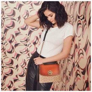 23 Марта @coach на Инстаграме: Хватайся за ручку сумки #SelenaGomez Parker Top раньше других