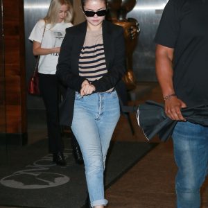 10 Июня Селена направляется на обед в Нью-Йорке