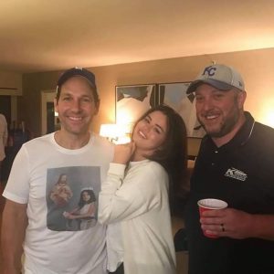 9 Июня Селена за кулисами благотворительной вечеринки The Big Slick Party & Show в Канзасе