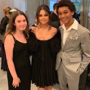 10 Июня больше фото Селены с фанатами на премьере фильма The Dead Dont Die в Нью-Йорке