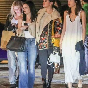 15 Июня Селена покидает ресторан Nobu в Малибу, Калифорния