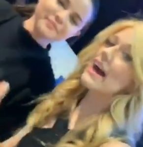 8 Июня Селена на благотворительной вечеринке The Big Slick Party видео из истории Инстаграма Кэтрин Макнамара