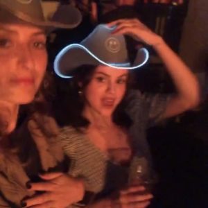 25 Августа Селена на концерте Кейси Масгрейвс в Лос-Анджелесе