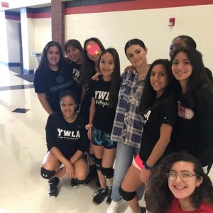 9 Сентября новое видео, как Селена встретилась с учителями в ее школе в Техасе