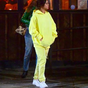 28 Октября Селена прибывает в бар «Alphaville» в Нью-Йорке