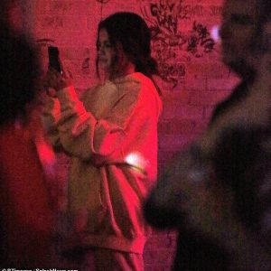 28 Октября Селена покидает концерт группы «Goodbye Honolulu» в Бруклине, Нью-Йорк