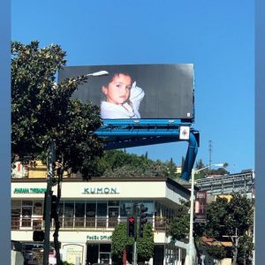 25 Октября на Сансет бульвар в Лос-Анджелесе разместили рекламу с обложкой Look At Me Now