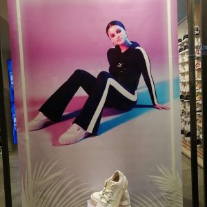 10 Ноября рекламные плакаты с Селеной в магазине Puma в Турине, Италия