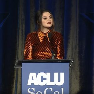 22 Ноября полное видео, как Селена представляет Джастна Трейнера на ужине ACLU SoCal’s Annual Bill of Rights